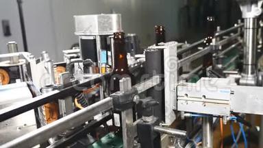 食品工业。 自动啤酒瓶生产线。 贴标签。 用于粘贴啤酒瓶标签的机器。 4k